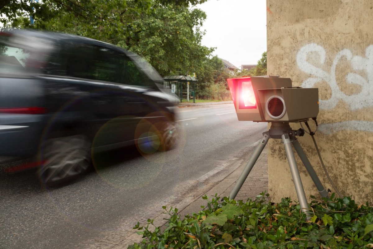 Auto wird beim Vorbeifahren von einem Blitzer erfasst