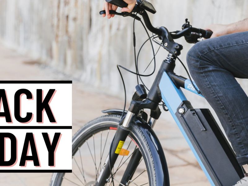 Mann fährt E-Bike