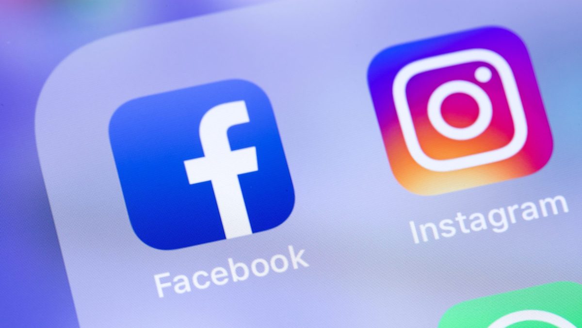 Die Facebook-App nebst Instagram auf einem Smartphone-Display.