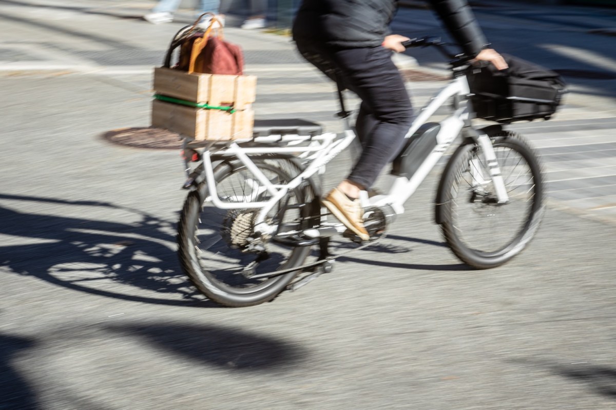 Person auf einem Pedelec