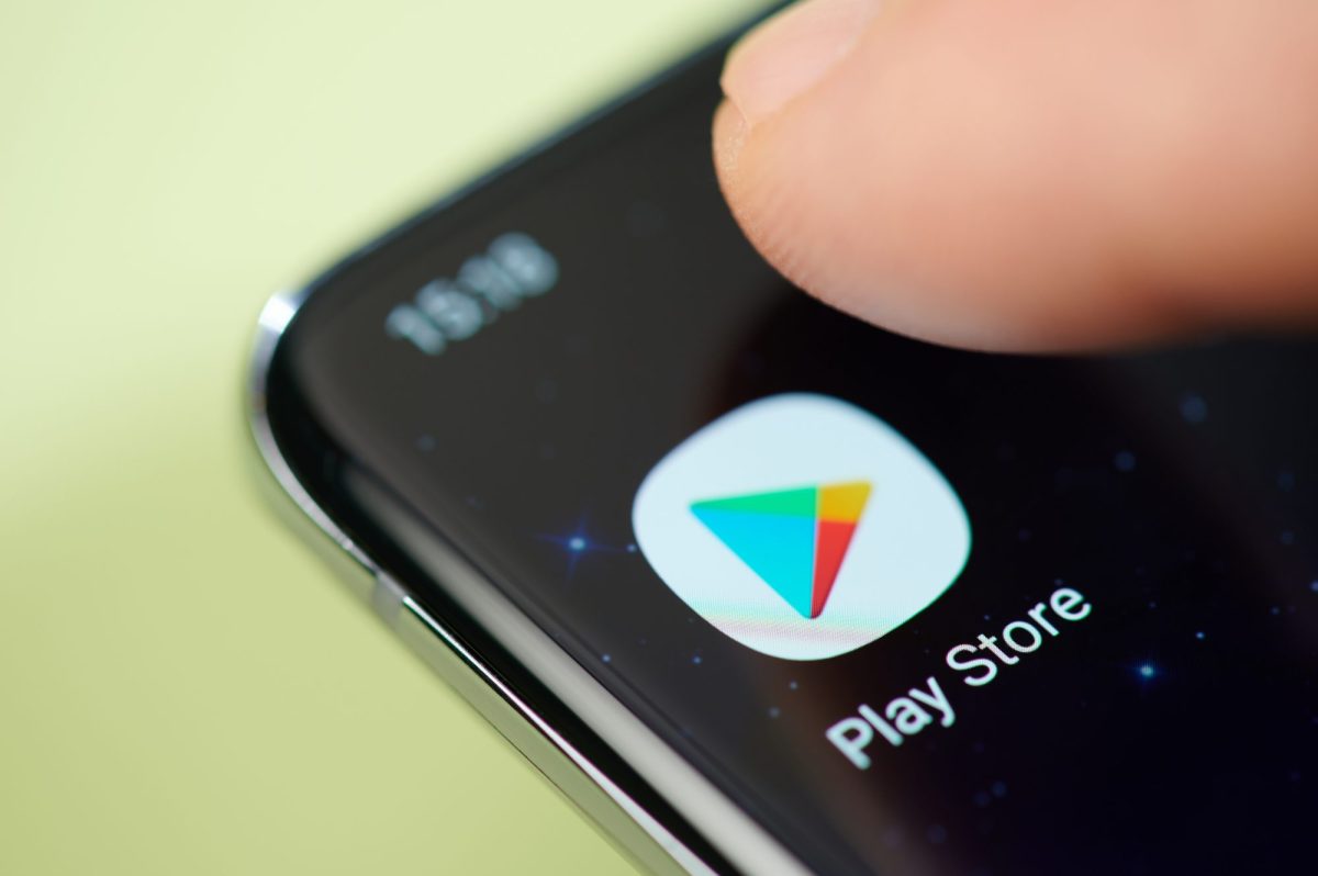 Person öffnet den Google Play Store auf ihrem Smartphone, um Apps kostenlos herunterzuladen.