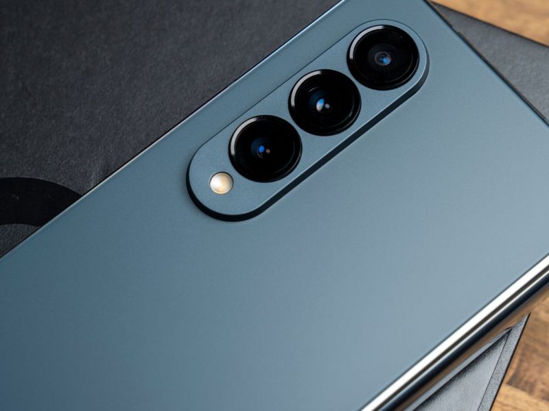 Ein Samsung Galaxy Z Fold 4 mitsamt Verpackung.