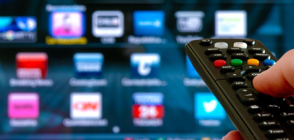 Smart-TV-Betriebssystem mit Fernbedienung im Vordergrund.