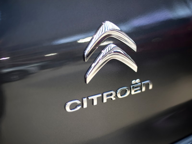 CitroÃ«n-Emblem auf einem Auto