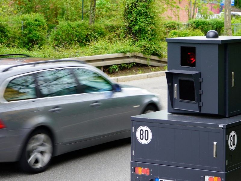 Auto passiert einen Blitzer