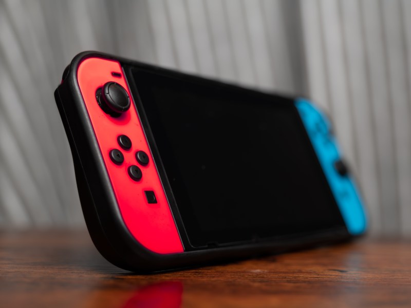 Nintendo Switch OLED auf einem Tisch