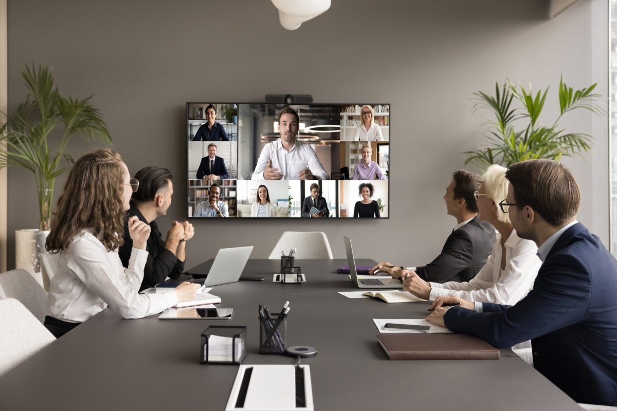 Zoom-Konferenz auf einem Apple TV (Symbolbild), mit mehreren Zuschauer*innen.