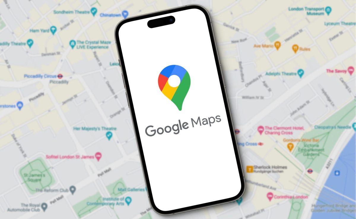 Das Logo von Google Maps erscheint auf einem Smartphone wÃ¤hrend im Hintergrund eine groÃŸe Karte zu sehen ist.