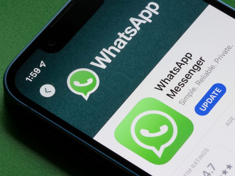 Die Option ein WhatsApp-Update durchzuführen erscheint auf einem Smartphone.