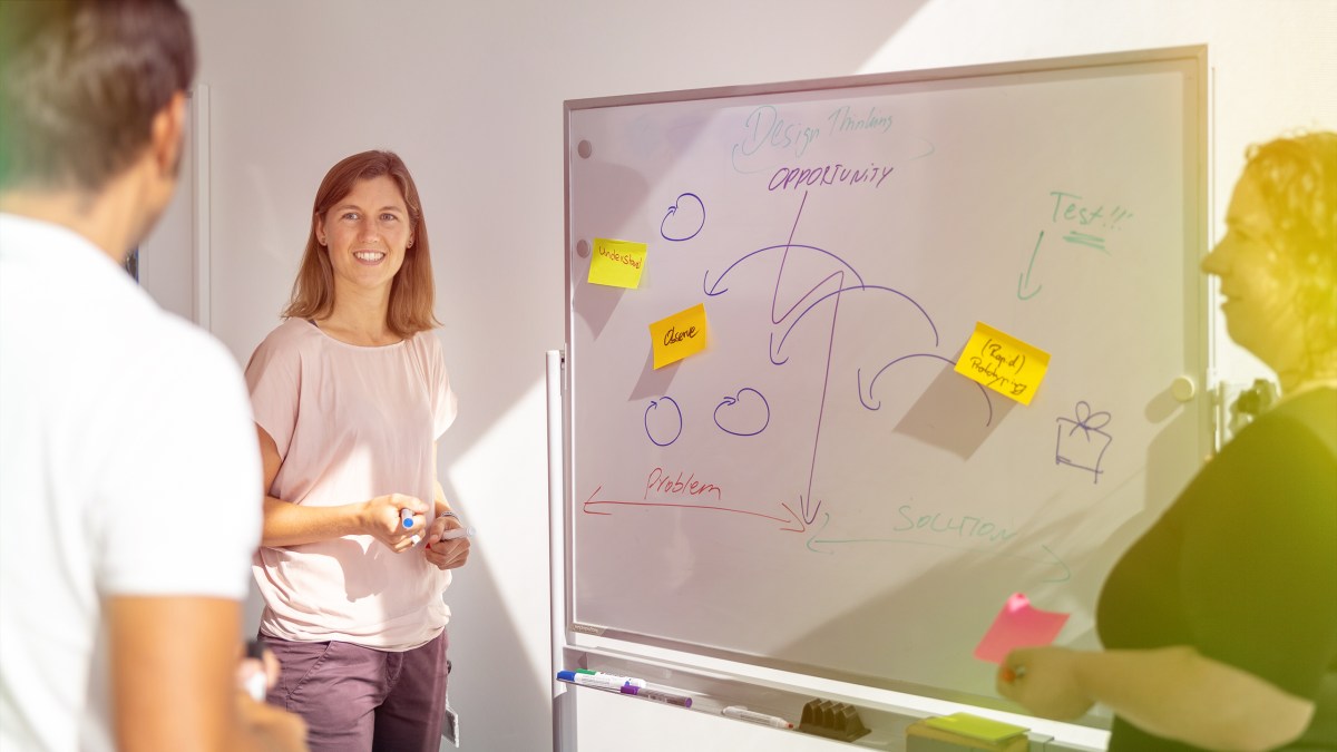 Mitarbeiterin der ALDI SÜD IT vor einem Whiteboard