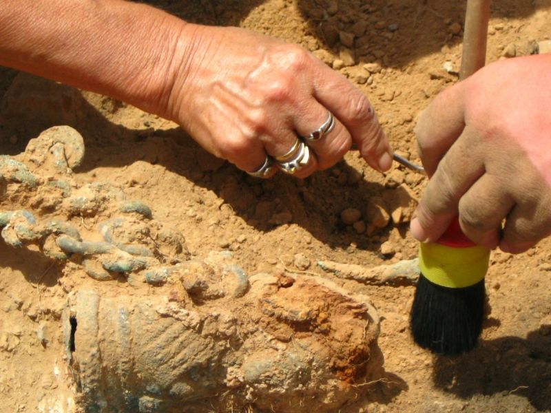 Personen bei einer archÃ¤ologischen Ausgrabung.