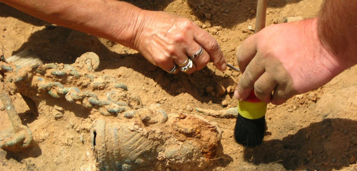 Personen bei einer archÃ¤ologischen Ausgrabung.