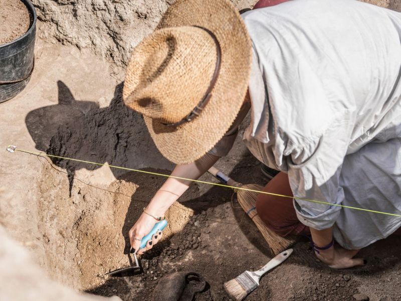 Forscher bei einer archÃ¤ologischen Ausgrabung.