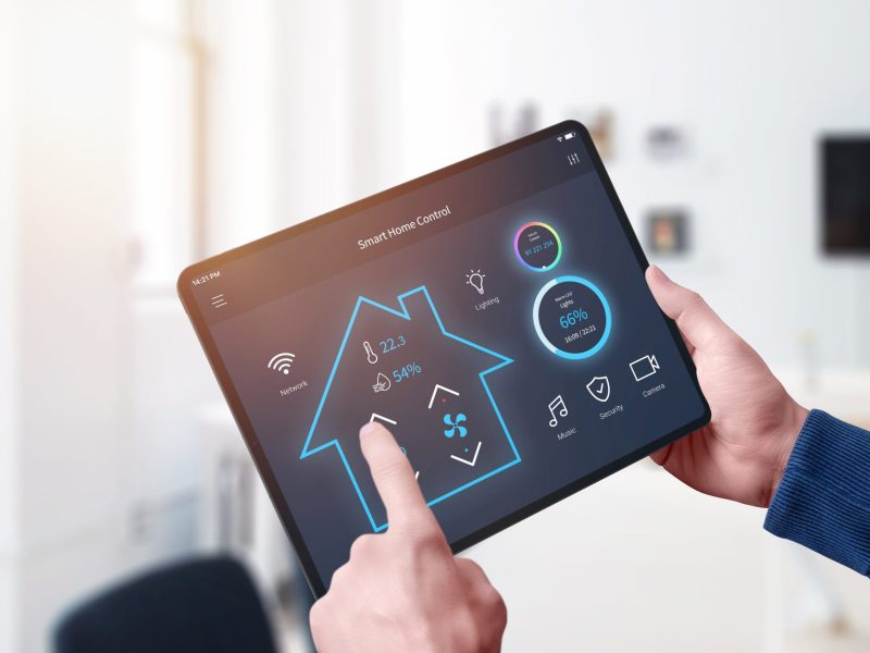 Person steuert ihr Smart Home mit einem Tablet.