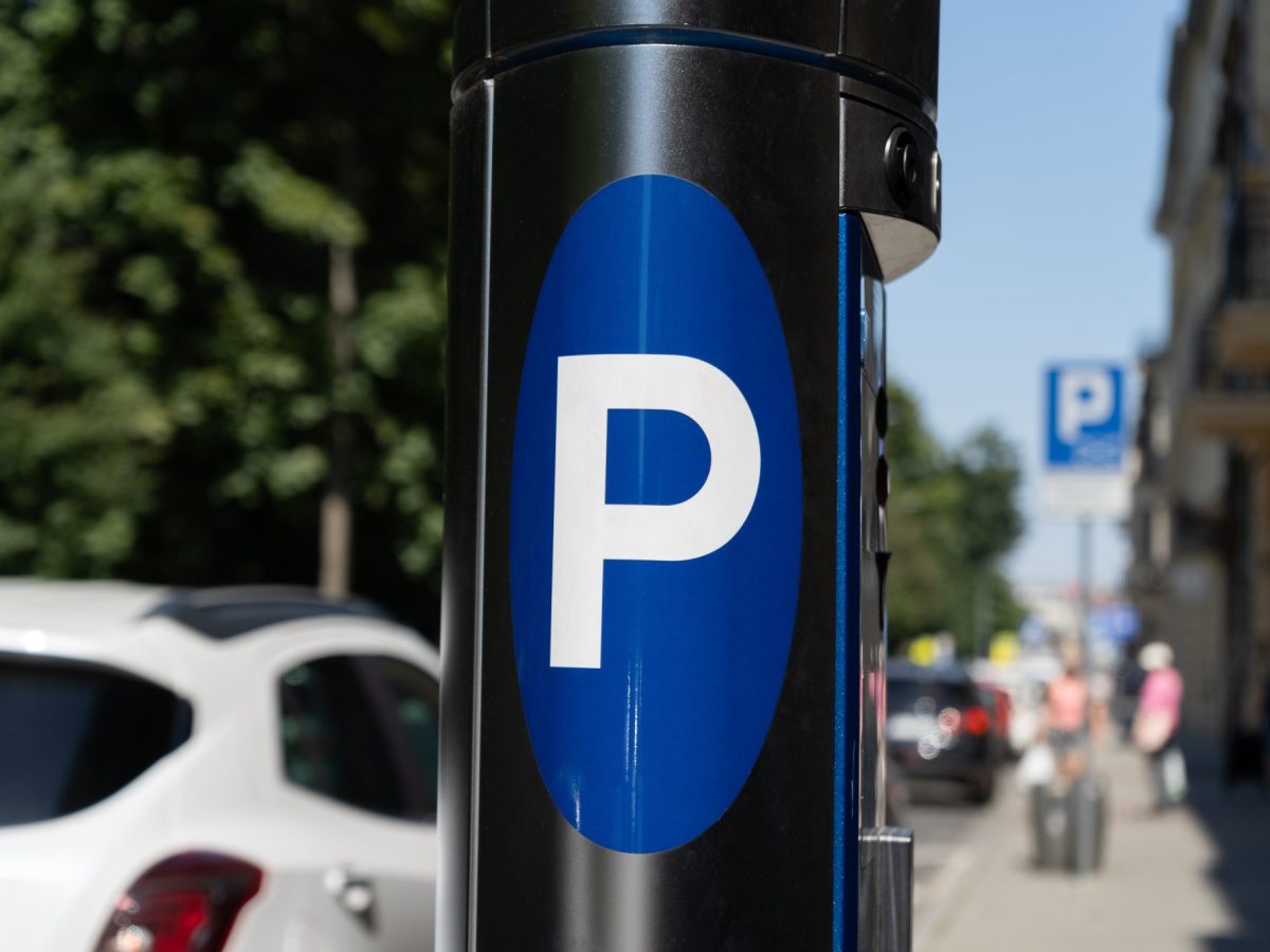 Mehrere Autos stehen auf der StraÃŸe geparkt.