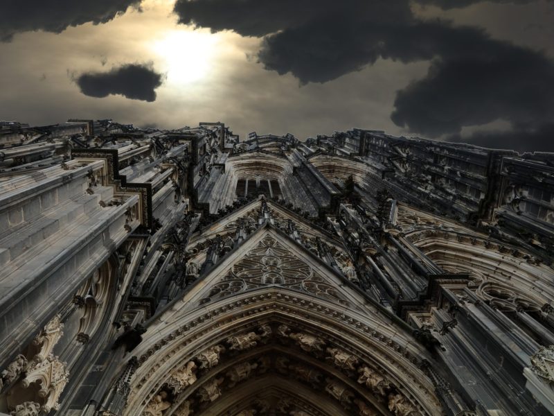 KÃ¶lner Dom vor einem bewÃ¶lkten Himmel