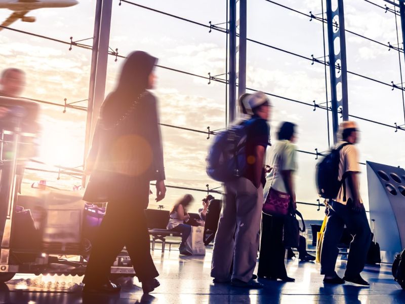 Passagiere an einem Flughafen.