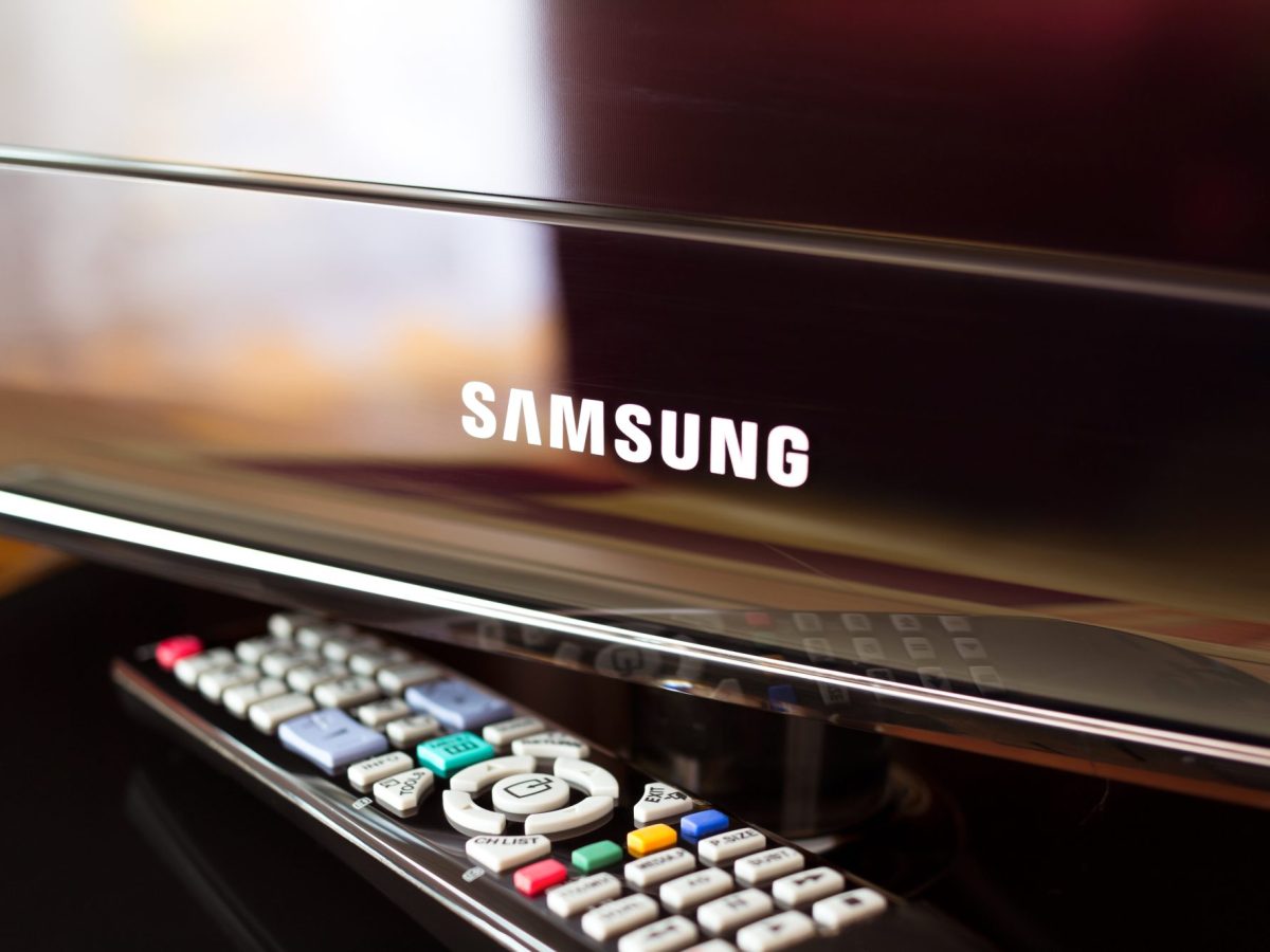 Samsung-TV, vor dem eine Fernbedienung liegt.