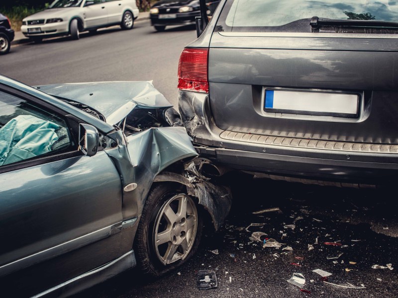 Zwei Wagen in einem Unfall verwickelt