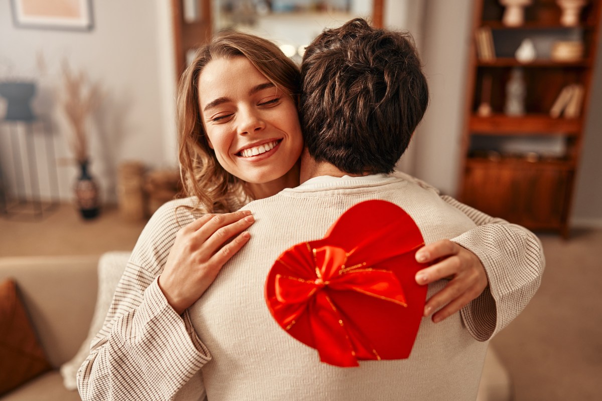 frau freut sich über valentinstagsgeschenk