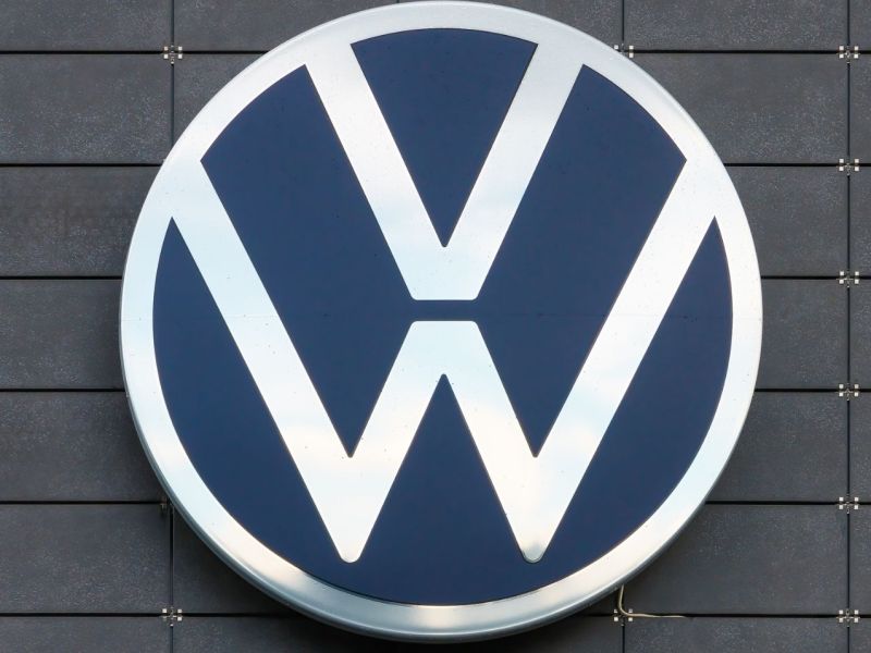 VW-Firmenlogo an einer GebÃ¤udefassade.