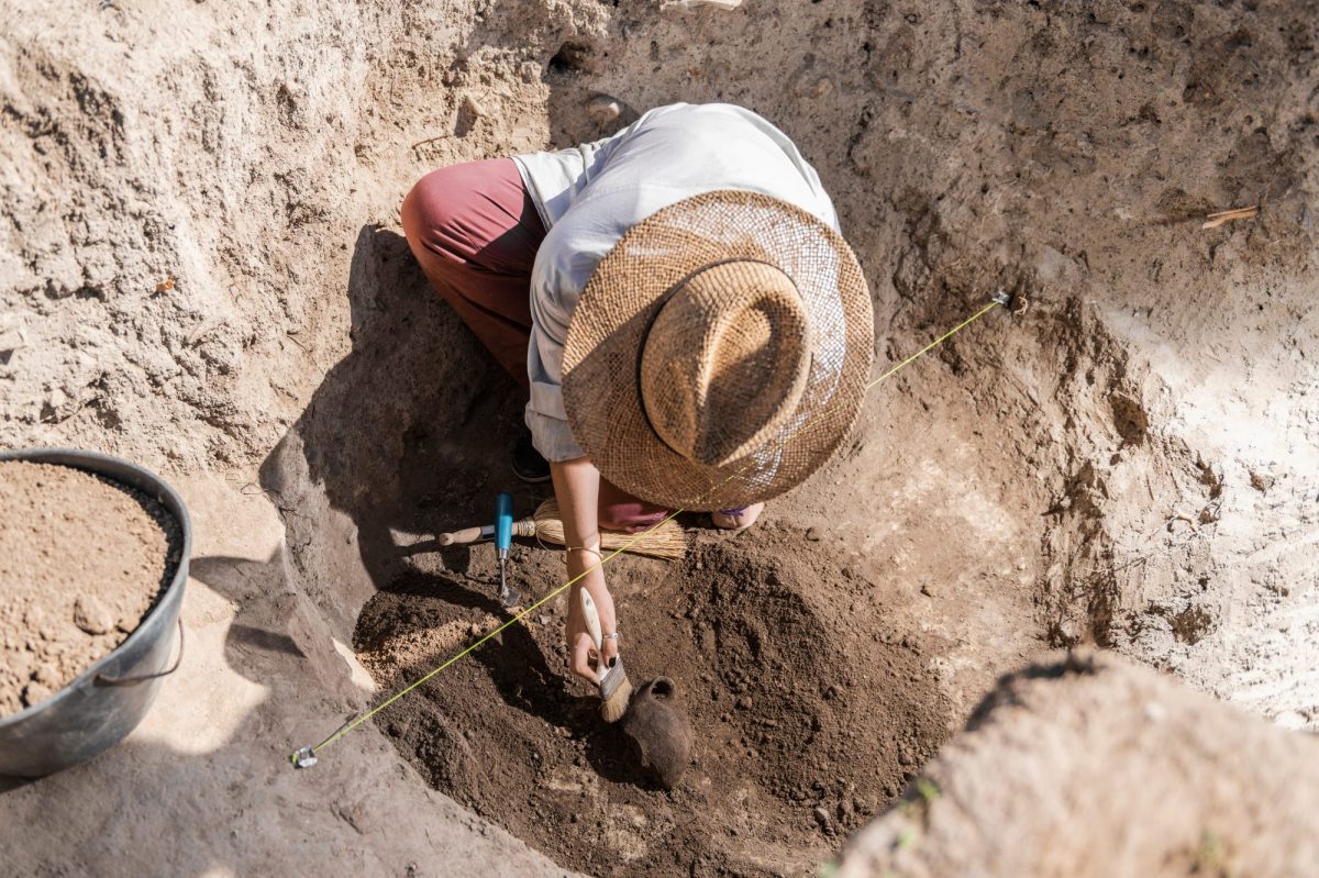 Frau grÃ¤bt an einem archÃ¤ologischen Fund.