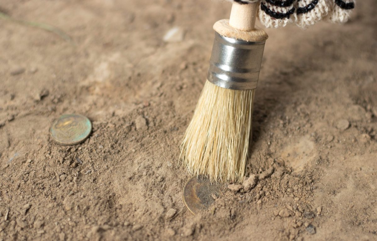 Werkzeug arbeitet an einem archÃ¤ologischen Fund.