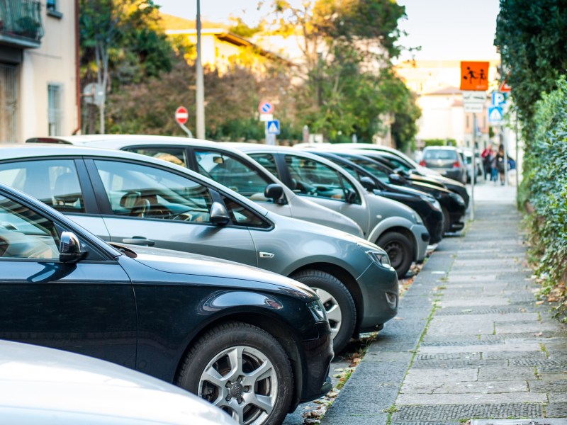 Autos parken in einer StraÃŸe