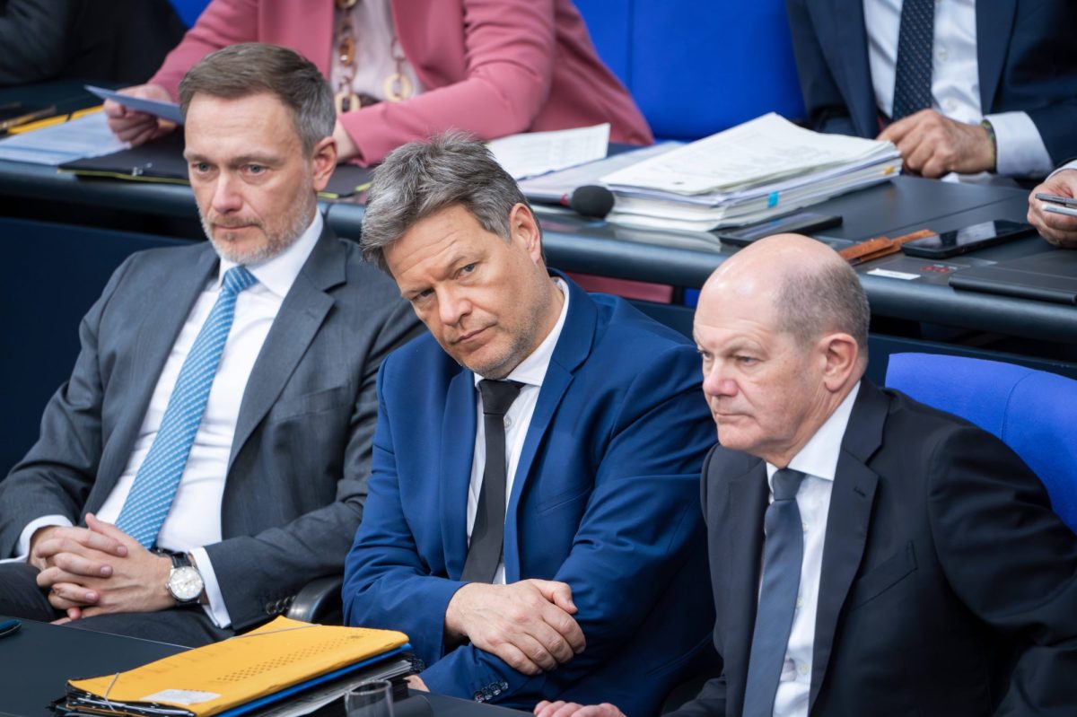 Bundeskanzler Olaf Scholz (SPD), Robert Habeck Bundeswirtschafts- und Klimaminister (Gruene) und Christian Lindner Bundesfinanzminister Christian Lindner (FDP) auf der Regierungsbank bei Regierungserklaerung zum Europaeischen Rat bei der 159. Sitzung des Deutschen Bundestags