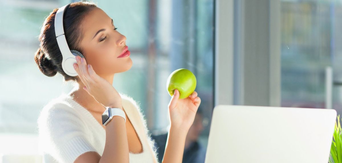 Frau verbindet Kopfhörer mit Apple Watch.