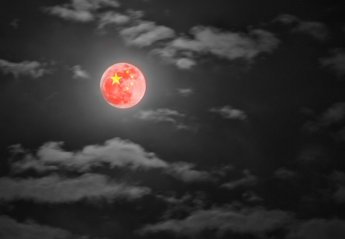 Mond am Himmel mit der chinesischen Flagge darüber