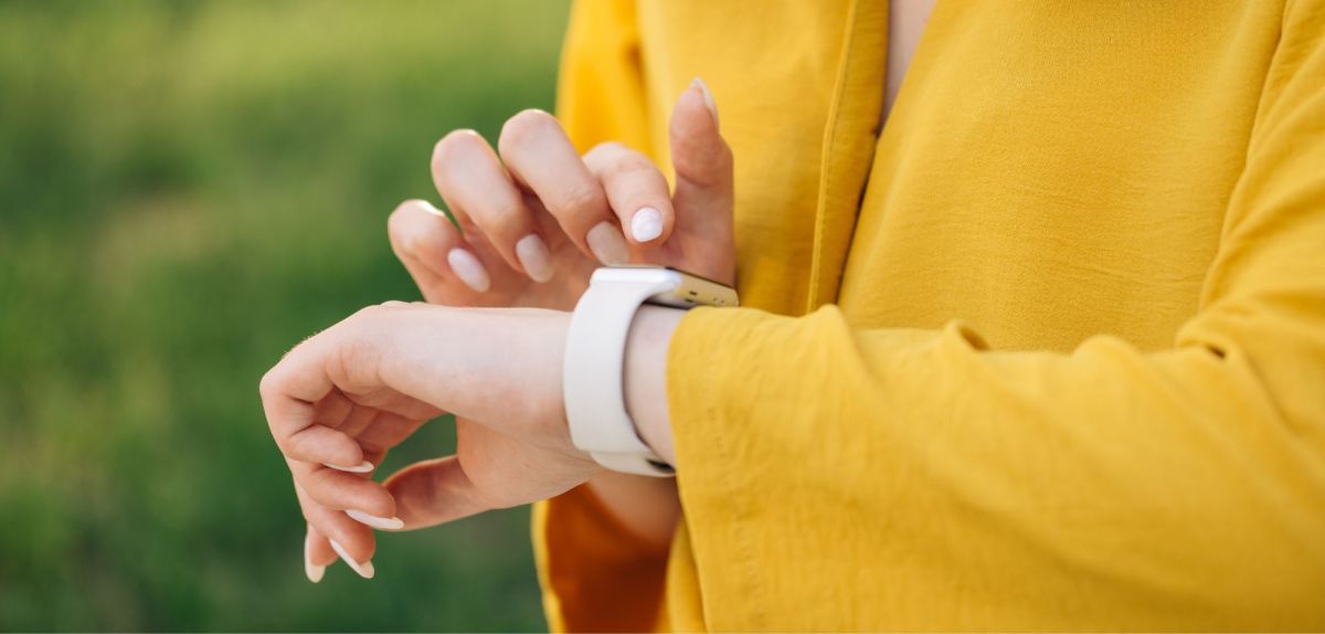 Frau nutzt Siri auf der Apple Watch.