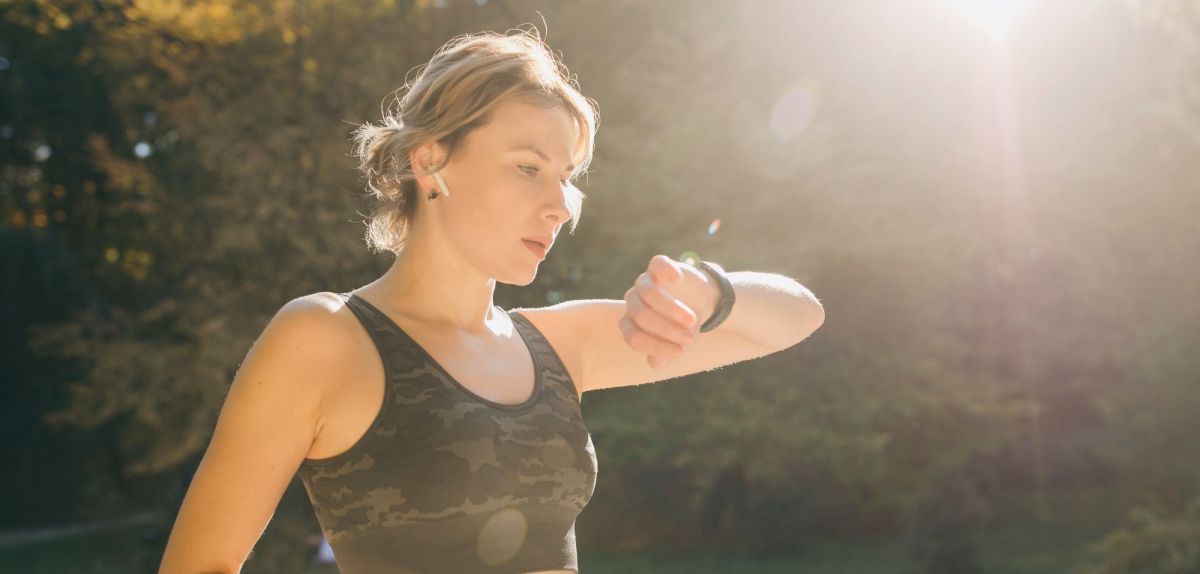 Frau hÃ¶rt Spotify auf der Apple Watch.