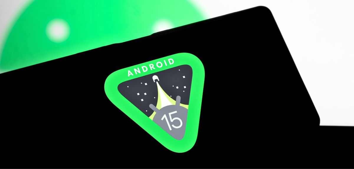 Android 15-Logo auf Smartphone