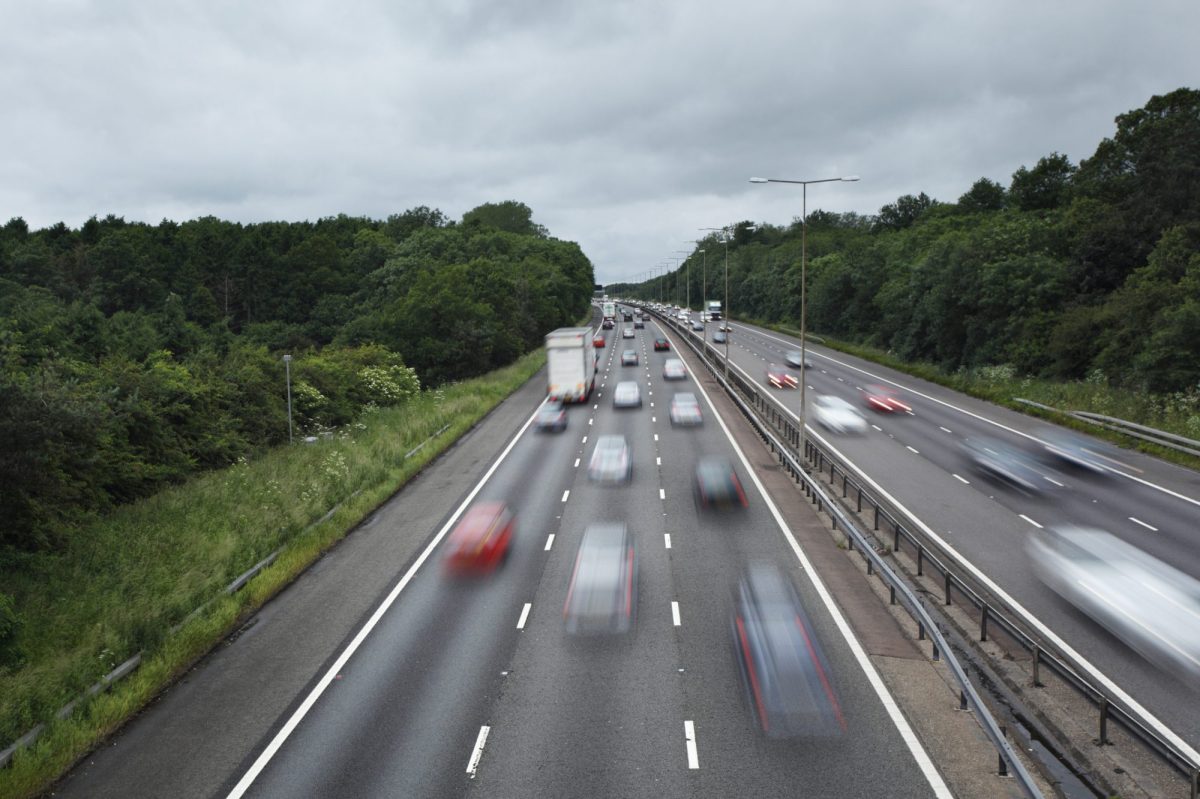 Autos fahren im hohen Tempo Ã¼ber eine Autobahn.