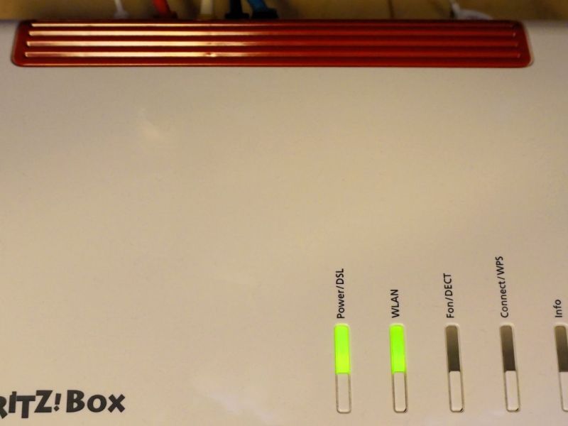 FritzBox-Router auf einem Tisch.