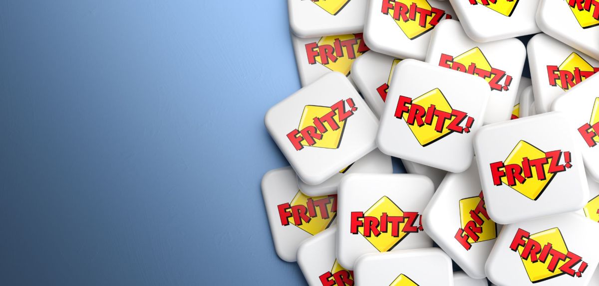 FritzBox-Symbole vor blauem Hintergrund.