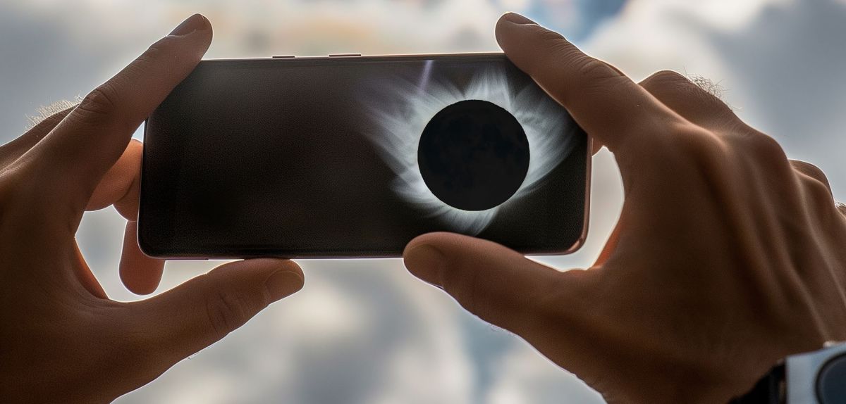 Sonnenfinsternis wird auf einem Handy Display angezeigt.