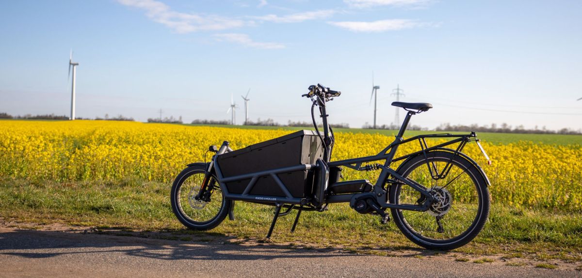 Lasten-E-Bike vor einem Feld.