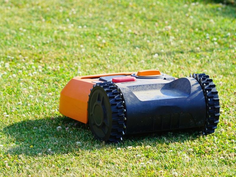 MÃ¤hroboter fÃ¤hrt unbeaufsichtigt durch den Garten.