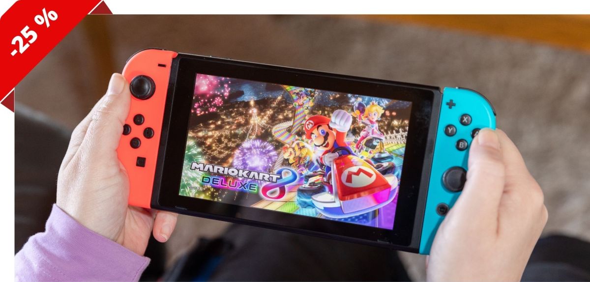 Person hält eine Nintendo Switch