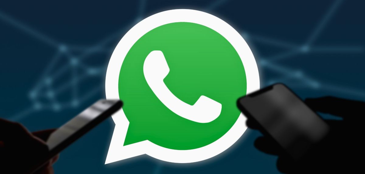 WhatsApp-Logo mit zwei Smartphones