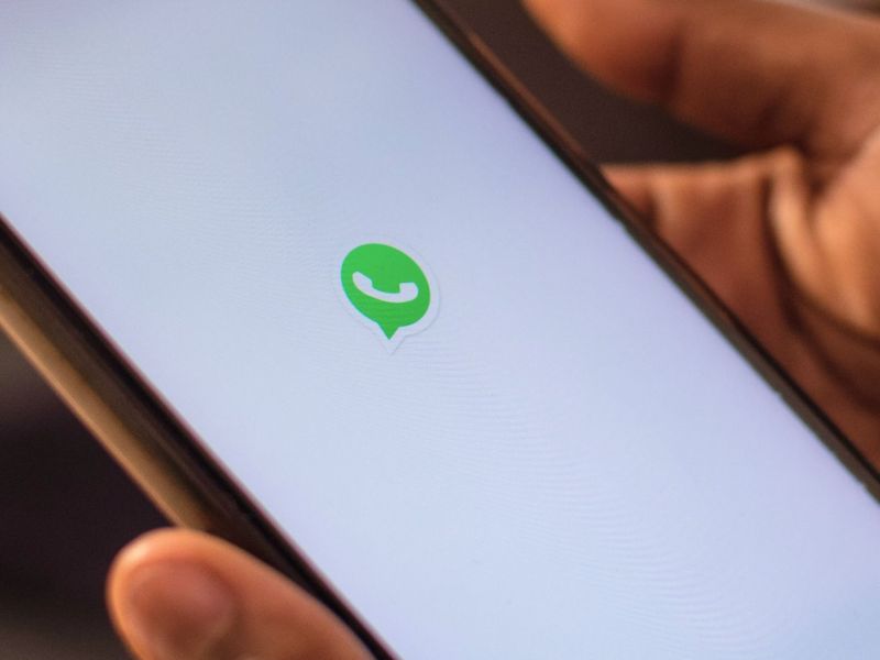 WhatsApp wird auf Smartphone gestartet