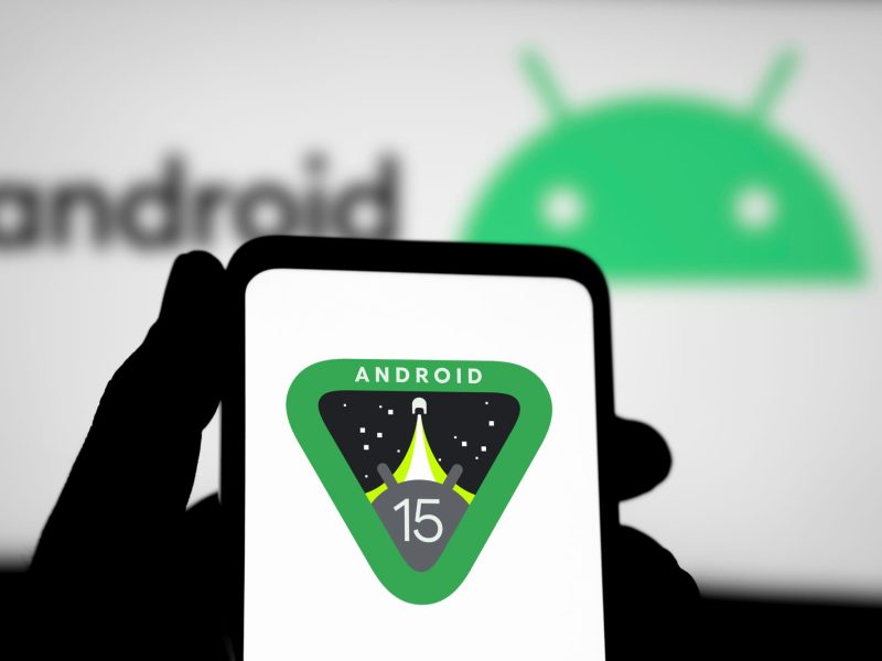 Auf einem Handy-Display wird das Logo von Android 15 angezeigt.