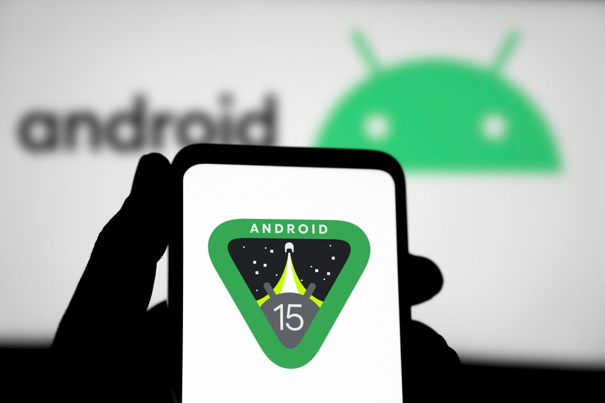 Auf einem Handy-Display wird das Logo von Android 15 angezeigt.