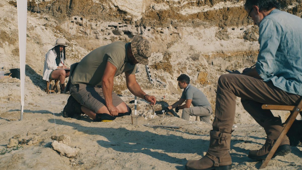 Team aus Forschern untersucht einen archÃ¤ologischen Fund.