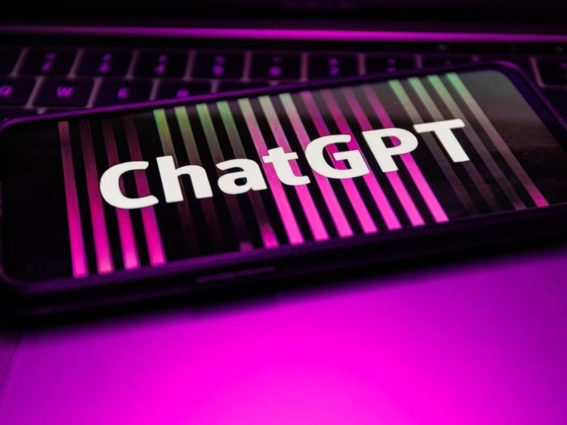ChatGPT-Schriftzug auf einem Smartphone