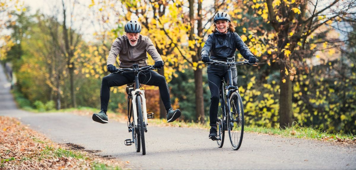 Älteres Paar auf E-Bikes