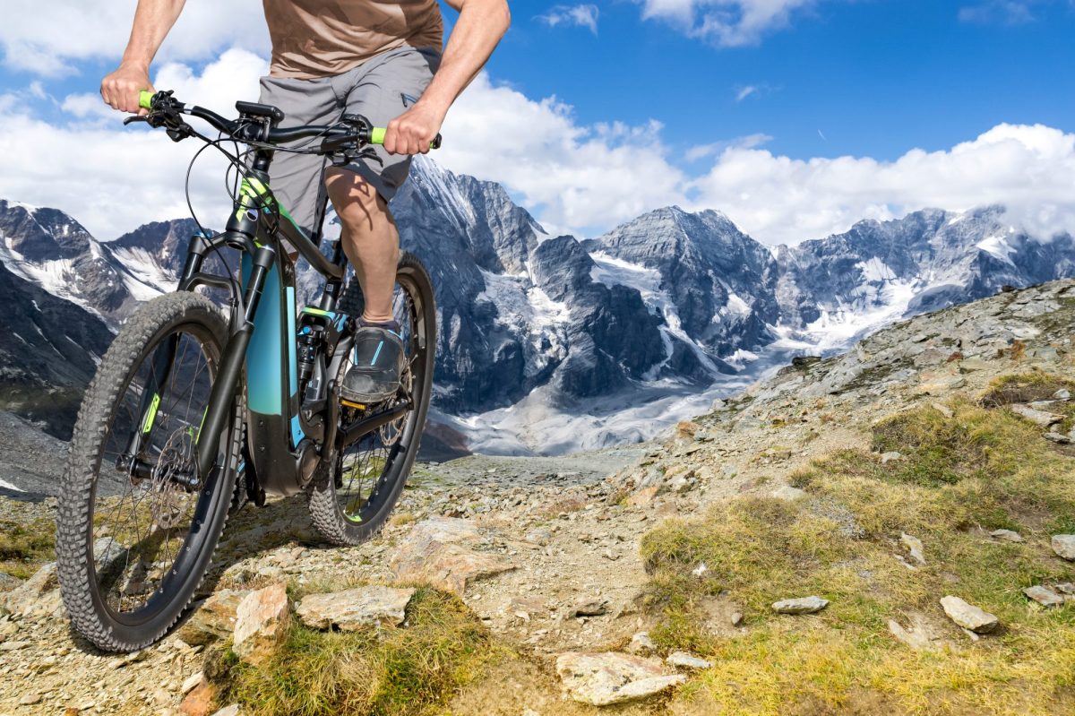 E-Bike mit einem Handyhalter am Lenkrad auf einer Bergtour.