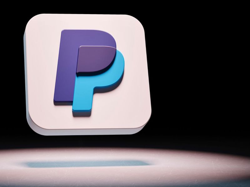 PayPal-Logo auf schwarzem Hintergrund